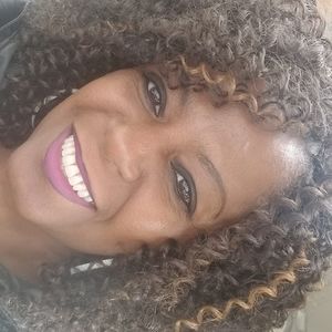 Meet your Posher, Dee-dee